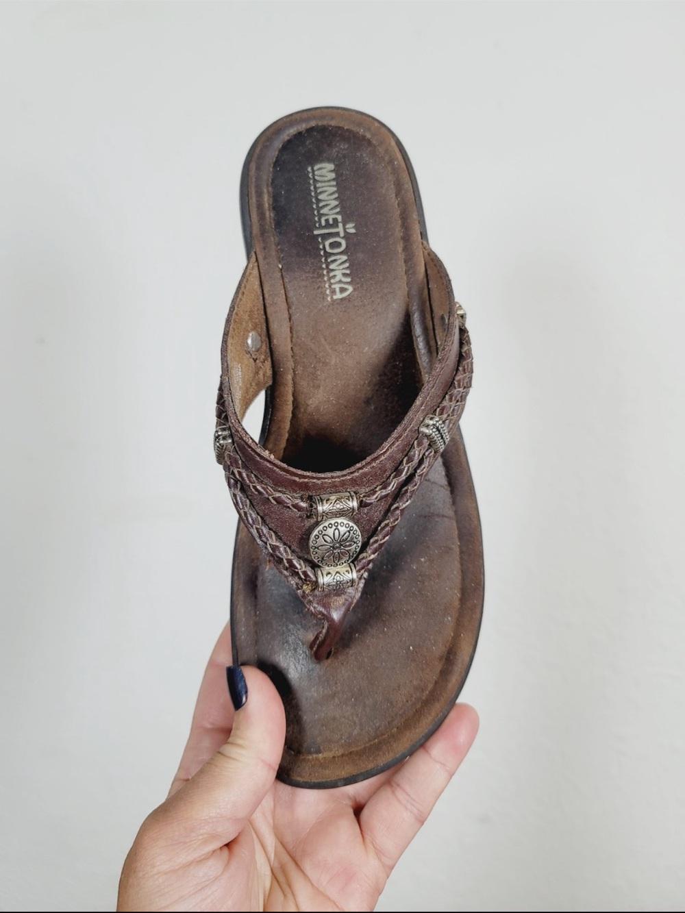 Minnetonka Women's Brown Braided Leather Thong Sandal, Size 7